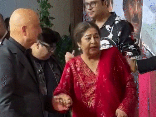 film tanvi the great premiere kirron kher anupam kher | ‘तन्वी द ग्रेट’ के प्रीमियर में पहुंचीं किरण खेर: पत्नी को संभालते नजर आए अनुपम खेर, फैंस ने हेल्थ को लेकर जताई चिंता